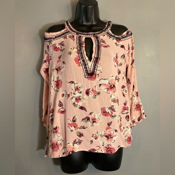 BKE Tops - BKE boutique pink crinkle floral cold shoulder blouse